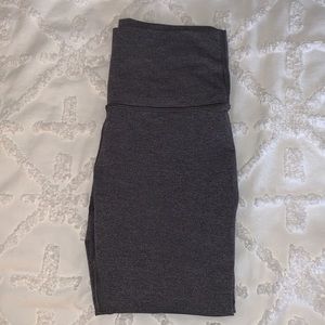 GREY LULULEMON LEGGINGS - size 4, GREAT condition